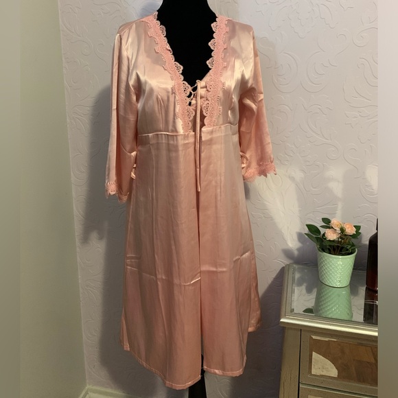 Pink satin nightgown & robe set - Picture 5 of 7